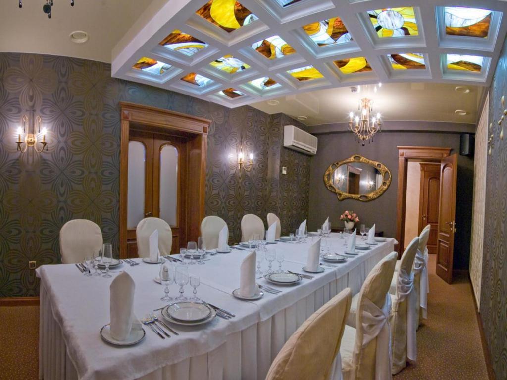 חברובסק Parus Hotel מסעדה תמונה