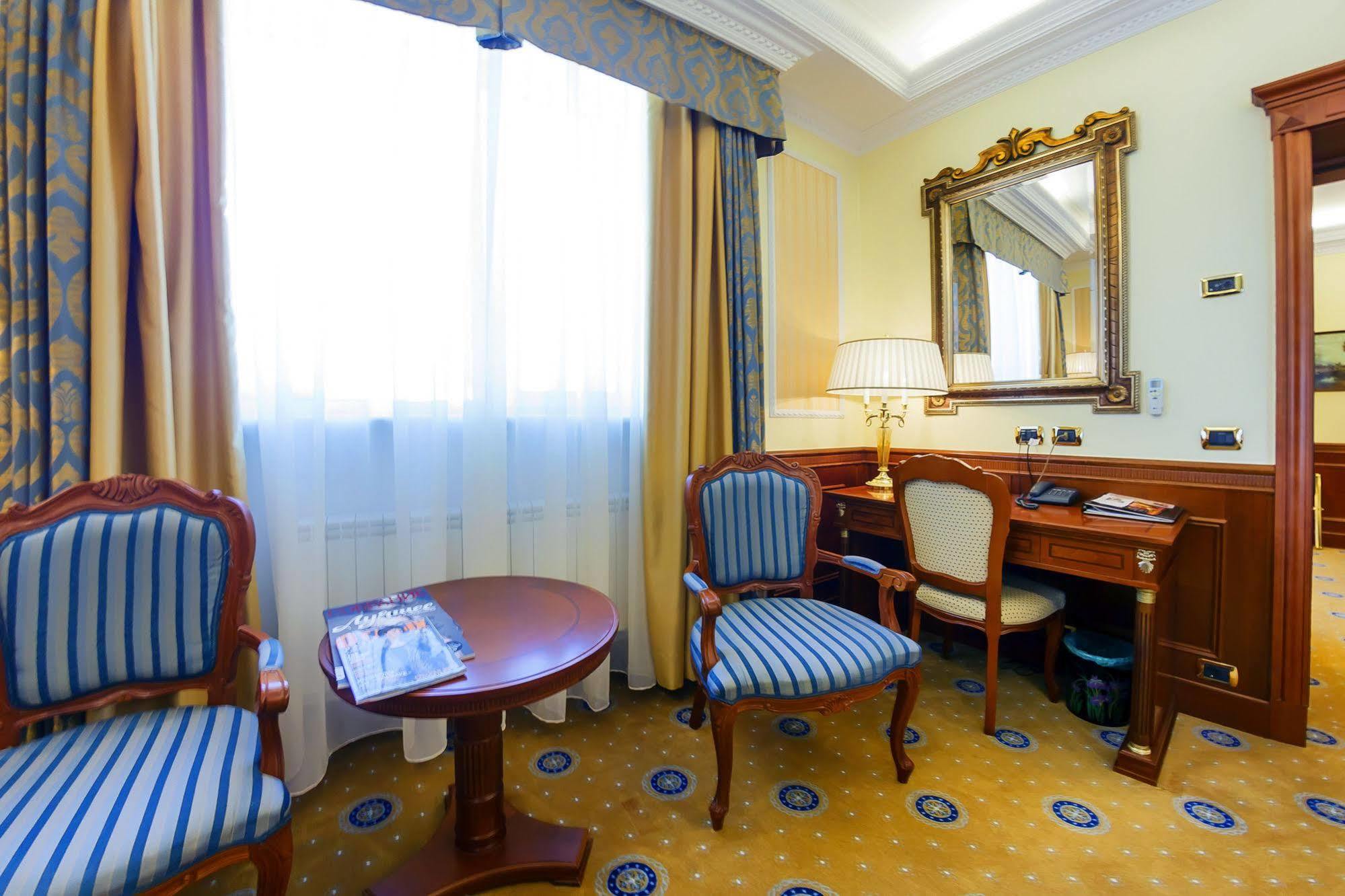 חברובסק Parus Hotel מראה חיצוני תמונה
